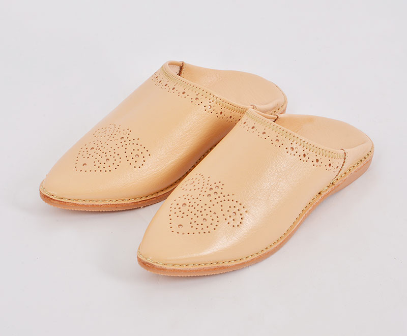 Moroccan yellow babouche slippers Dambira. Handmade with round tip