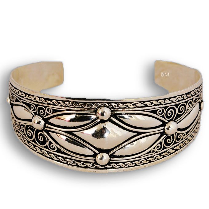 Bracelet Berbère ou Khalkhal en argent bas de titre à décor ciselé